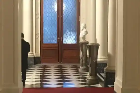 Reubicaron el busto de Néstor Kirchner en Casa Rosada para poner el de Menem en su lugar