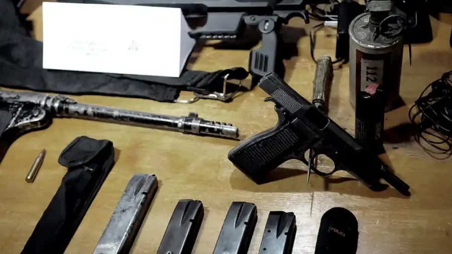 La banda tenía un poderoso armamento.