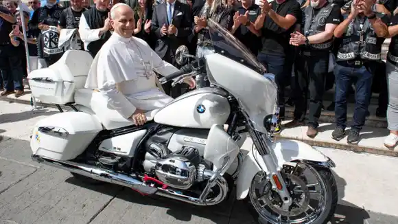 Video: el Papa León XIV recibió una BMW y la subastará para ayudar a niños en Madagascar