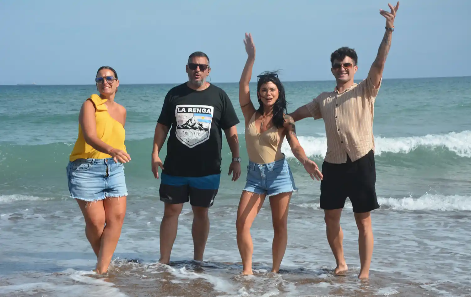 Con los pies en el agua. Los conductores Carina Callejón, Emiliano Coroniti y Rocío Pacheco y el notero Sebastián