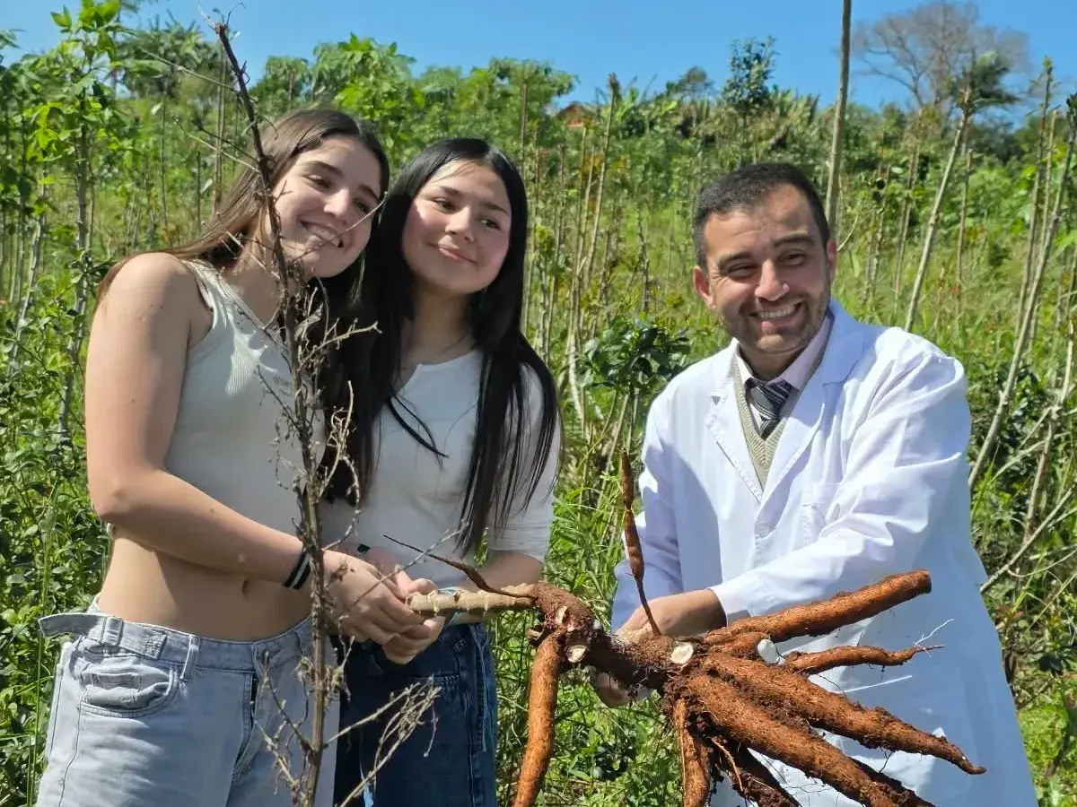 El director Gustavo Boni junto a dos estudiantes que llegaron desde Tres Arroyos