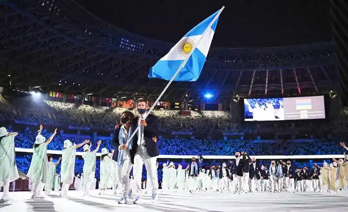 Con Lange y Carranza Saroli a la cabeza, la Argentina desfiló en la ceremonia inaugural de Tokio 2020