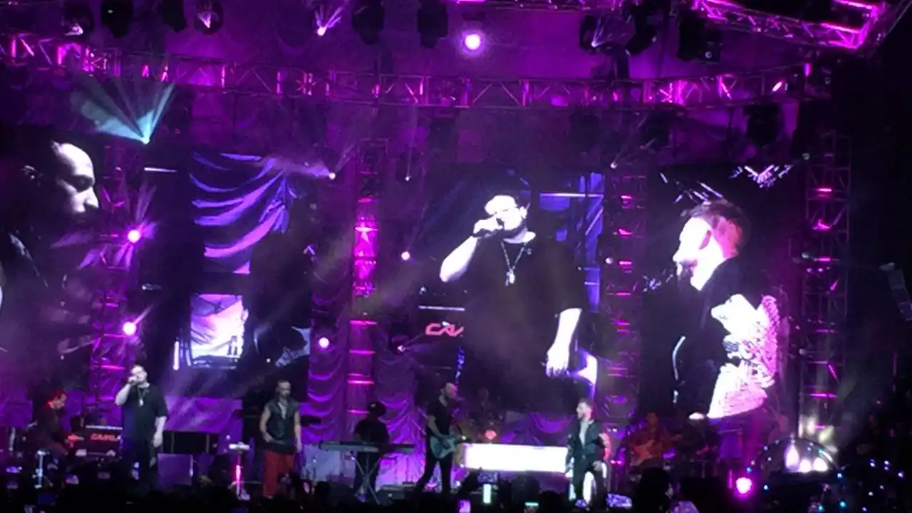 Mario Domm besó el escenario durante el concierto de Camila y Sin Bandera