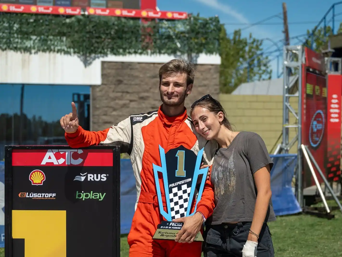 El festejo de William Newing con su hermana.