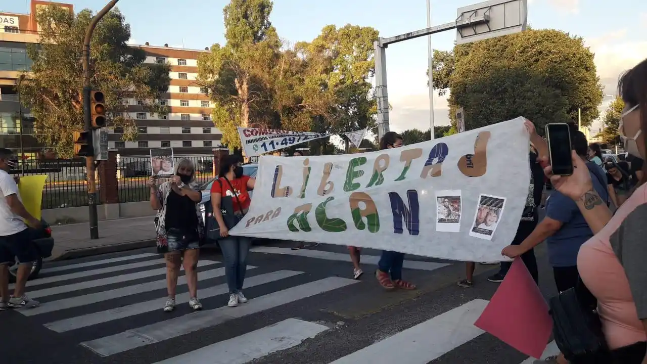 Marchan para pedir por la liberación de un joven acusado del robo al periodista Ignacio González Prieto 