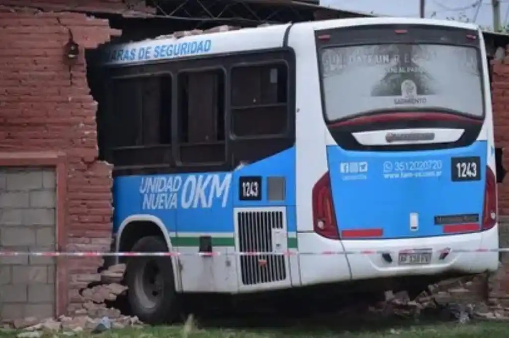 Córdoba: perdió el control del colectivo y se incrustó en un galpón