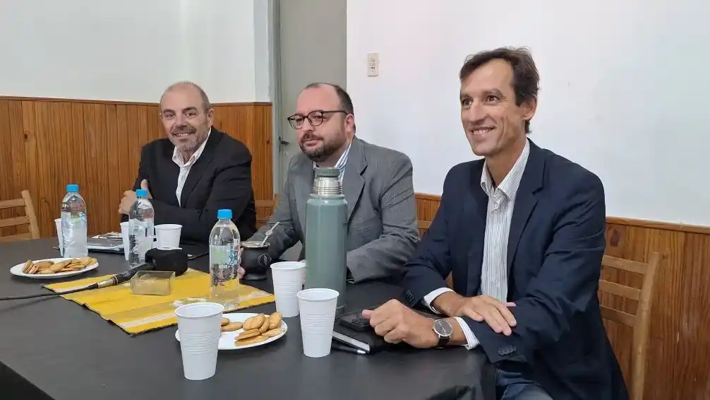 Alomar anunció el pase a LLA junto a dirigentes "violetas" locales