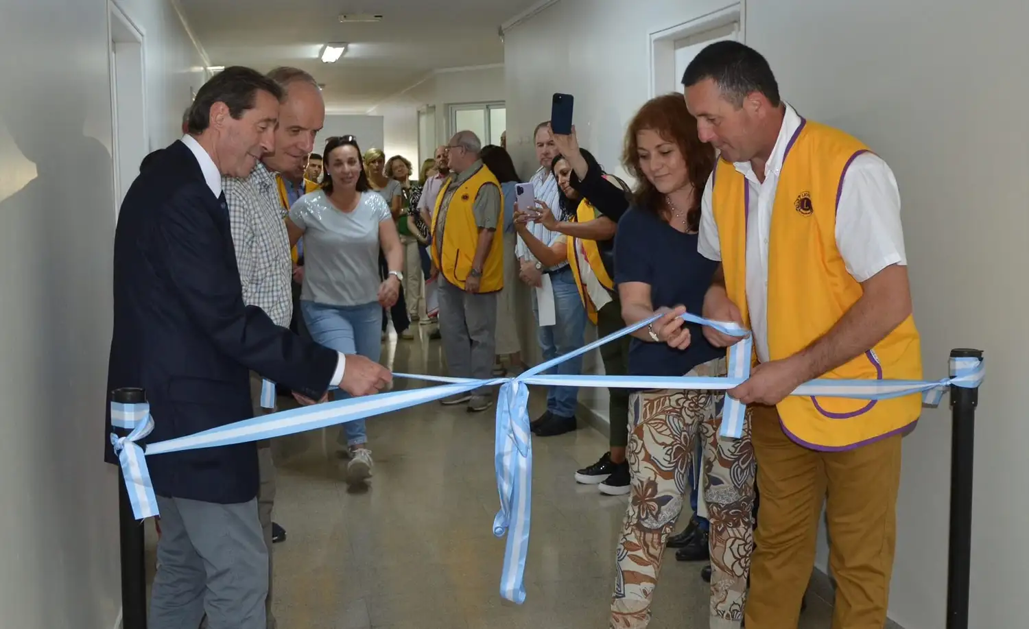 Corte de cintas durante la inauguración de las cuatro nuevas salas de internación. Crédito: Municipalidad de Villa Cañás