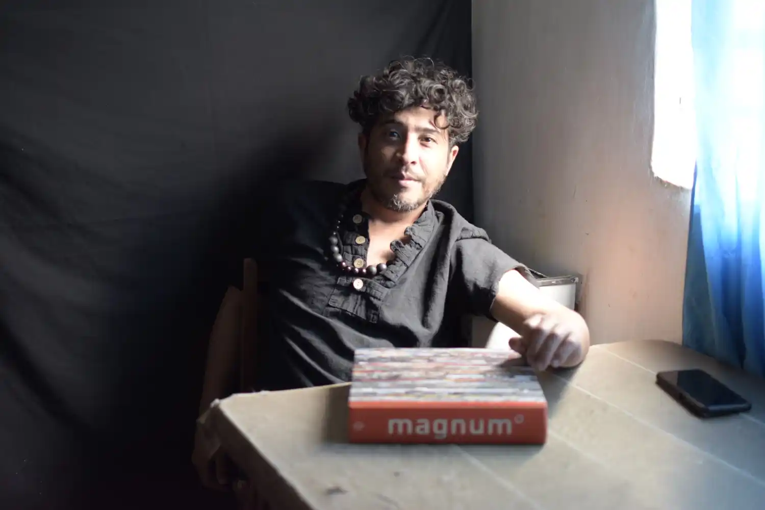 Jonatan Salazar, en su mesa conserva libros y fotografías