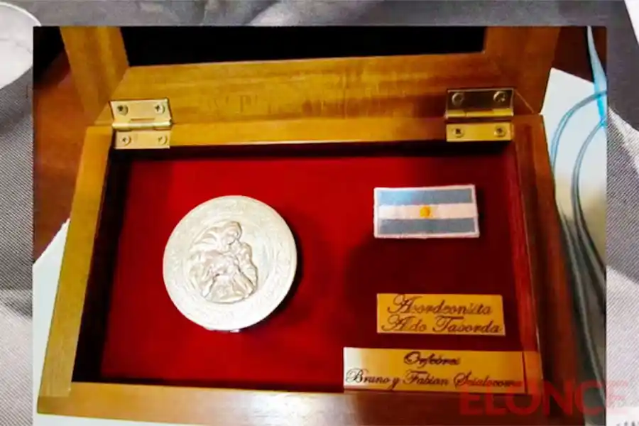 Dos joyeros paranaenses y el regalo que llegó al Papa Francisco: una teca de plata