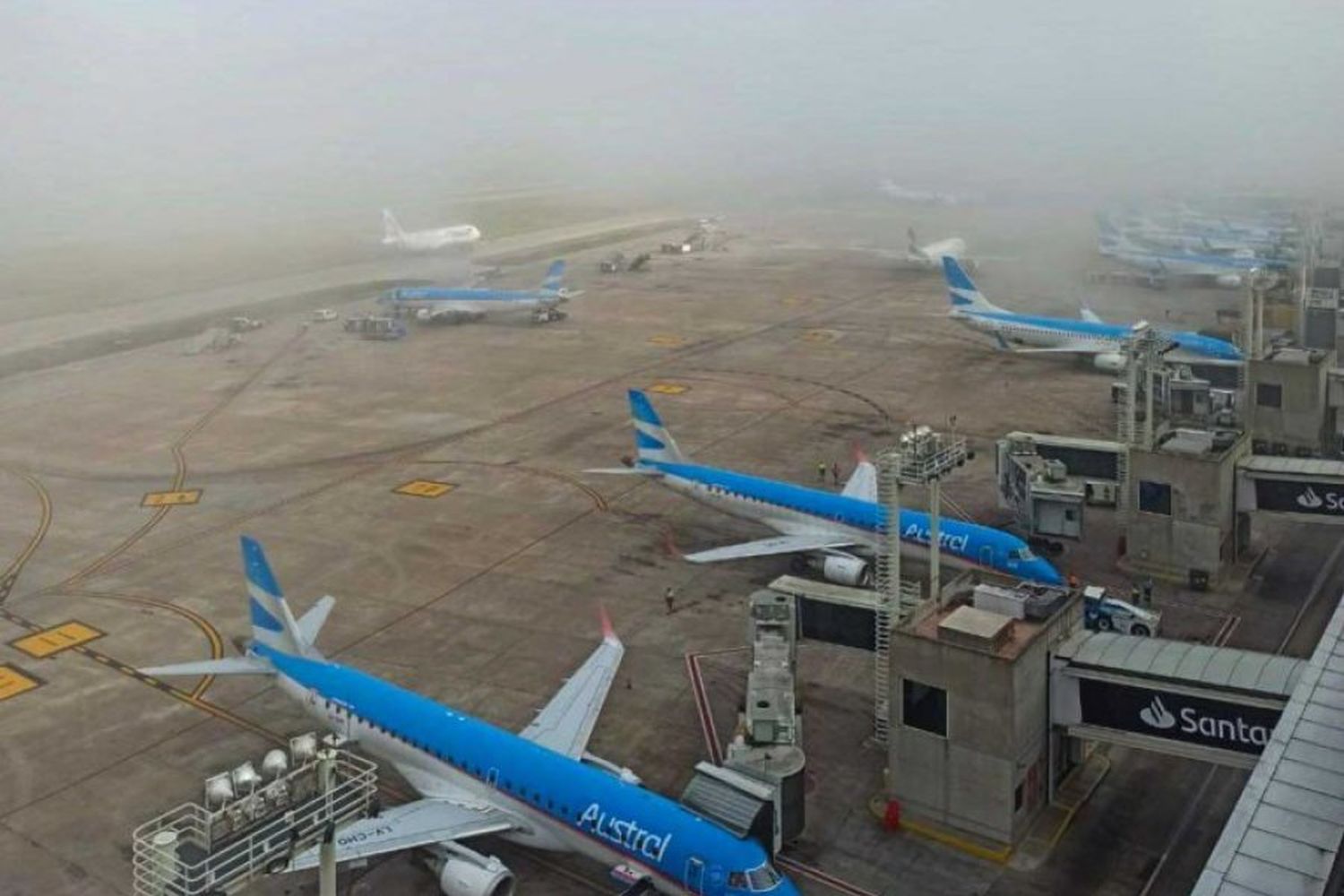 En la víspera del fin de semana largo, persisten las demoras en Aeroparque