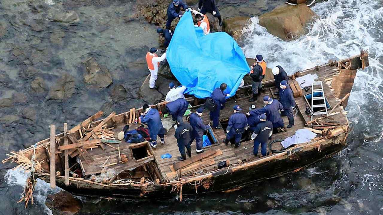 Apareció un "barco fantasma" con cinco cadáveres y dos cabezas