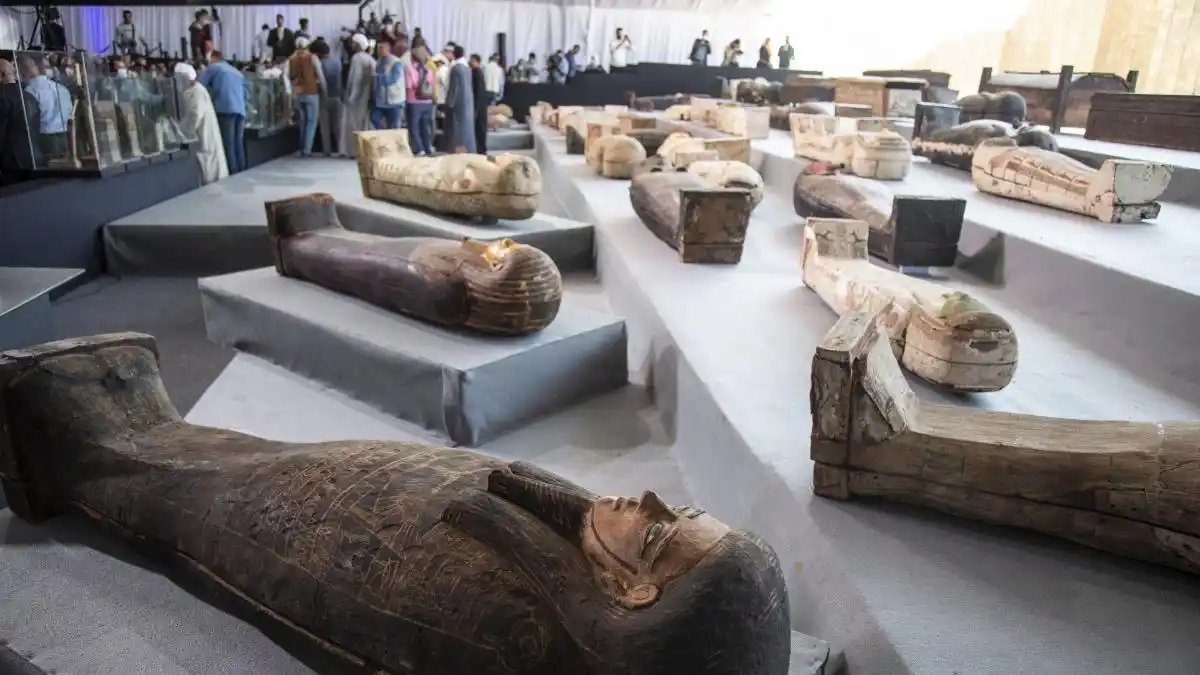 Descubrimiento de más de cien sarcófagos intactos en Egipto, un verdadero “tesoro”