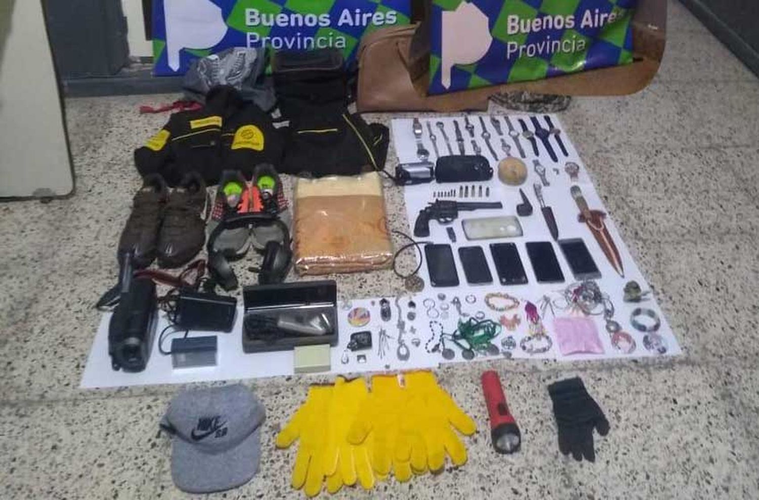 Dos detenidos con armas y elementos sustraídos en entraderas