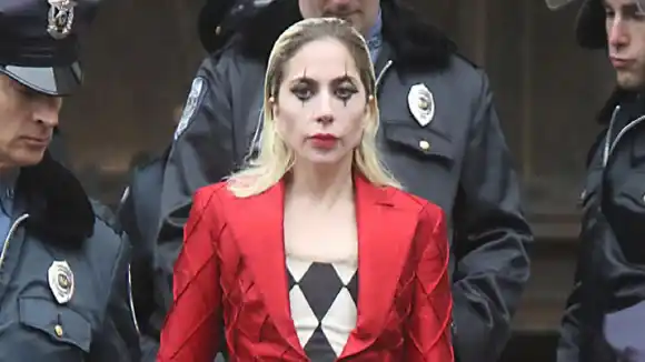 LADY GAGA presenta videoclip por con el estreno de «Joker»: museo del LOUVRE como escenario