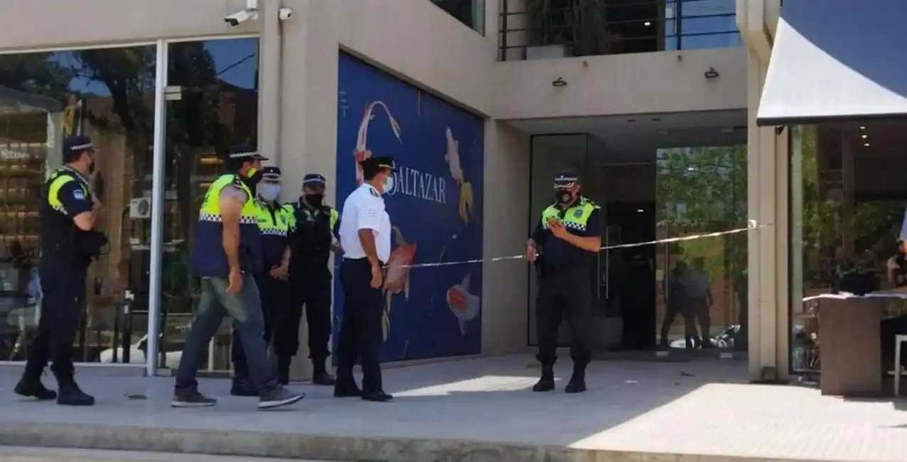 Ingresó a una oficina y le disparó a una mujer en la cabeza