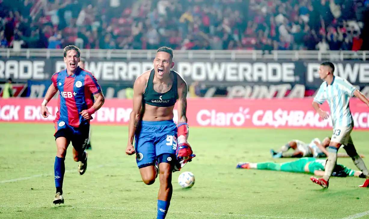 El grito del final. Peralta y Vombergar inician el festejo del tanto definitorio