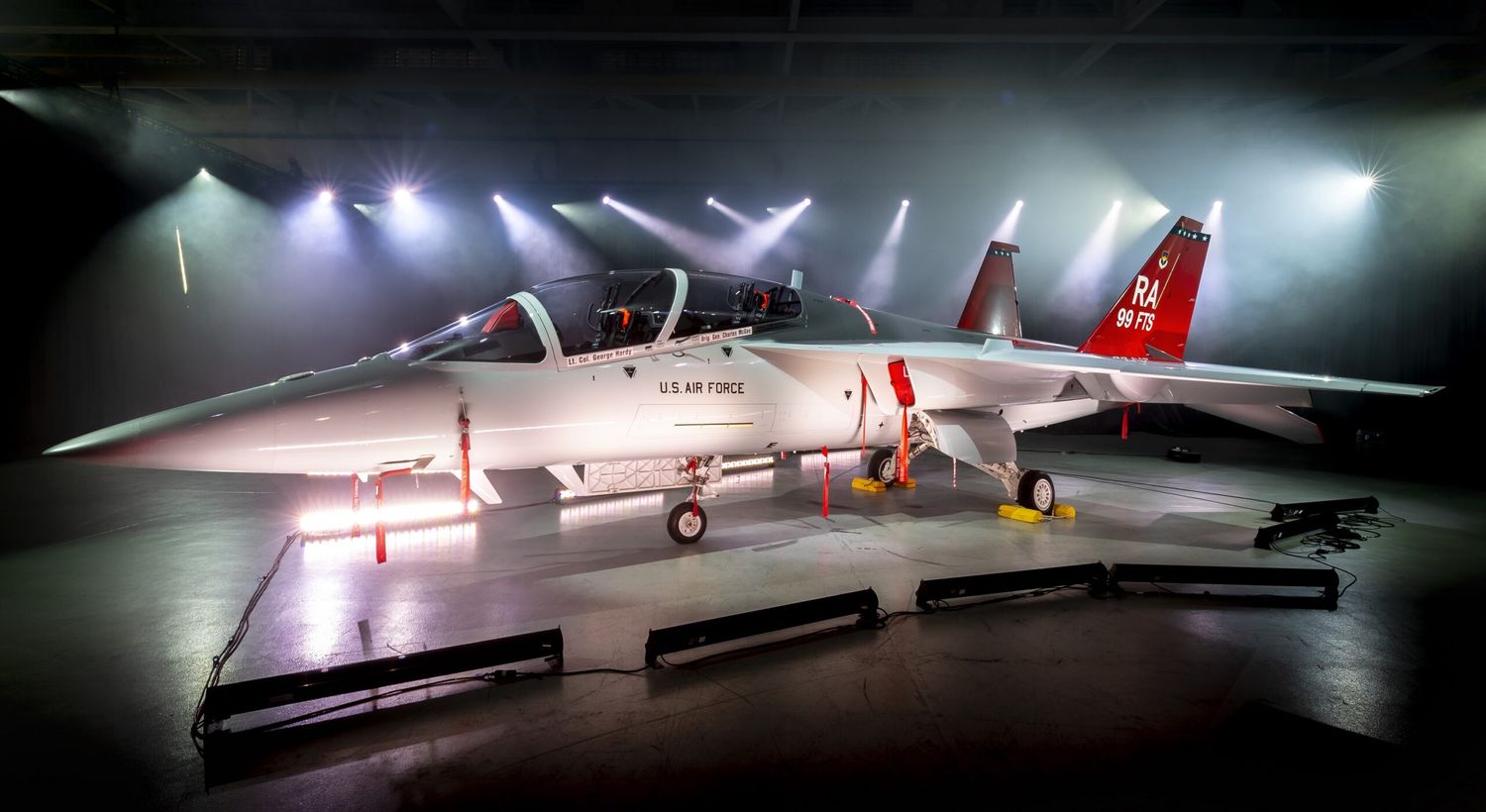 Rollout del primer Boeing/Saab T-7A Red Hawk para la USAF