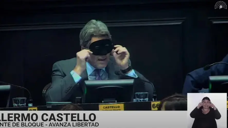 Castello se puso un antifaz para rechazar el consenso fiscal: "Para votar este atraco van a tener que esconderse"