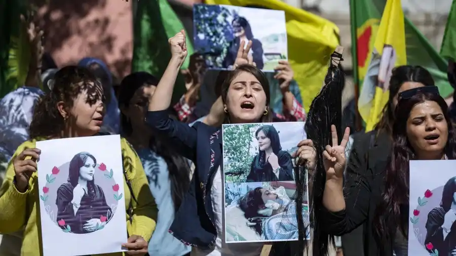 La policía de la moral cuestionada en Irán tras la muerte de una joven bajo su custodia