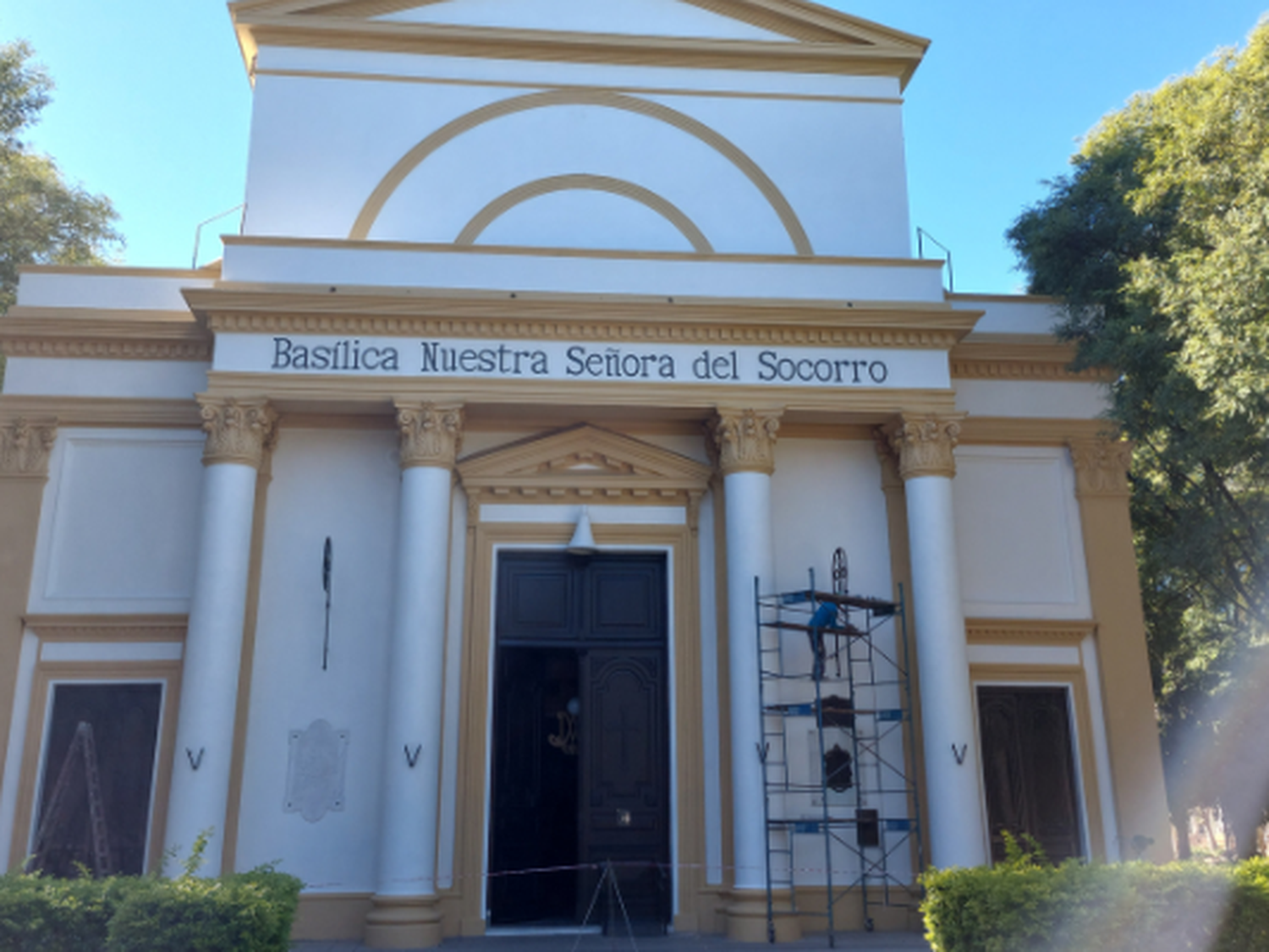 Un trabajo a mano y con el corazón: el letrista que renovó el nombre de la basílica Nuestra Señora del Socorro