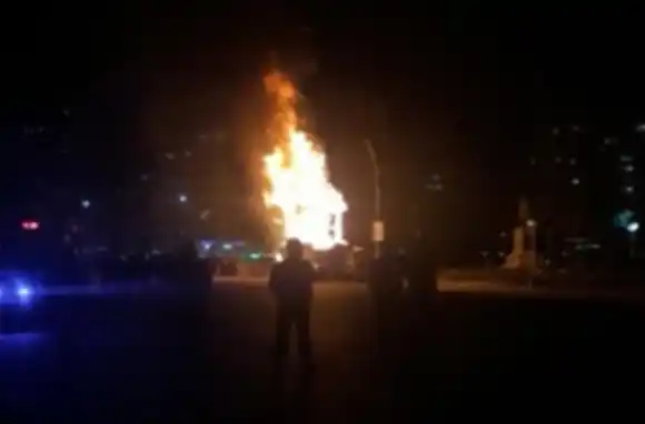 Video: La cremá fallera reunió a una multitud en la Plaza Colón