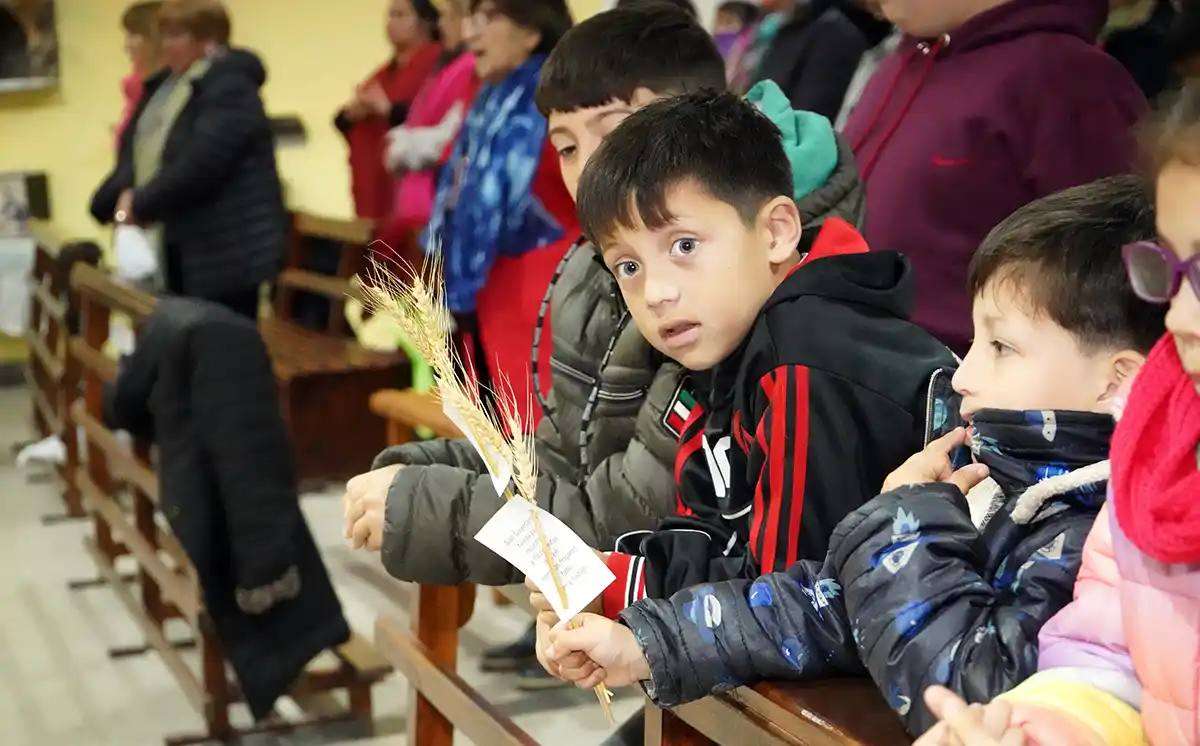 En primera fila. Niño, durante la misa