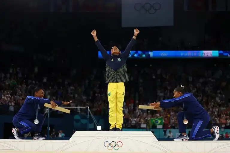 Rebeca Andrade sube al podio y Simone Biles junto a Jordan Chiles le hicieron una reverencia.