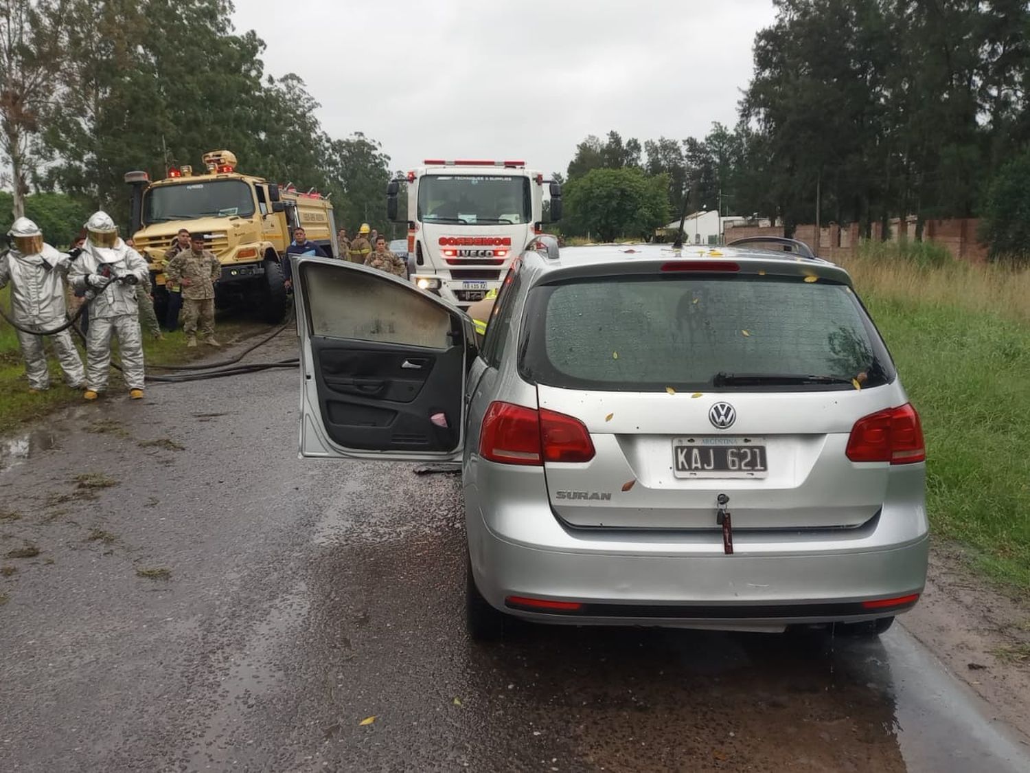 Dos dotaciones de bomberos trabajaron para sofocar el incendio de un auto