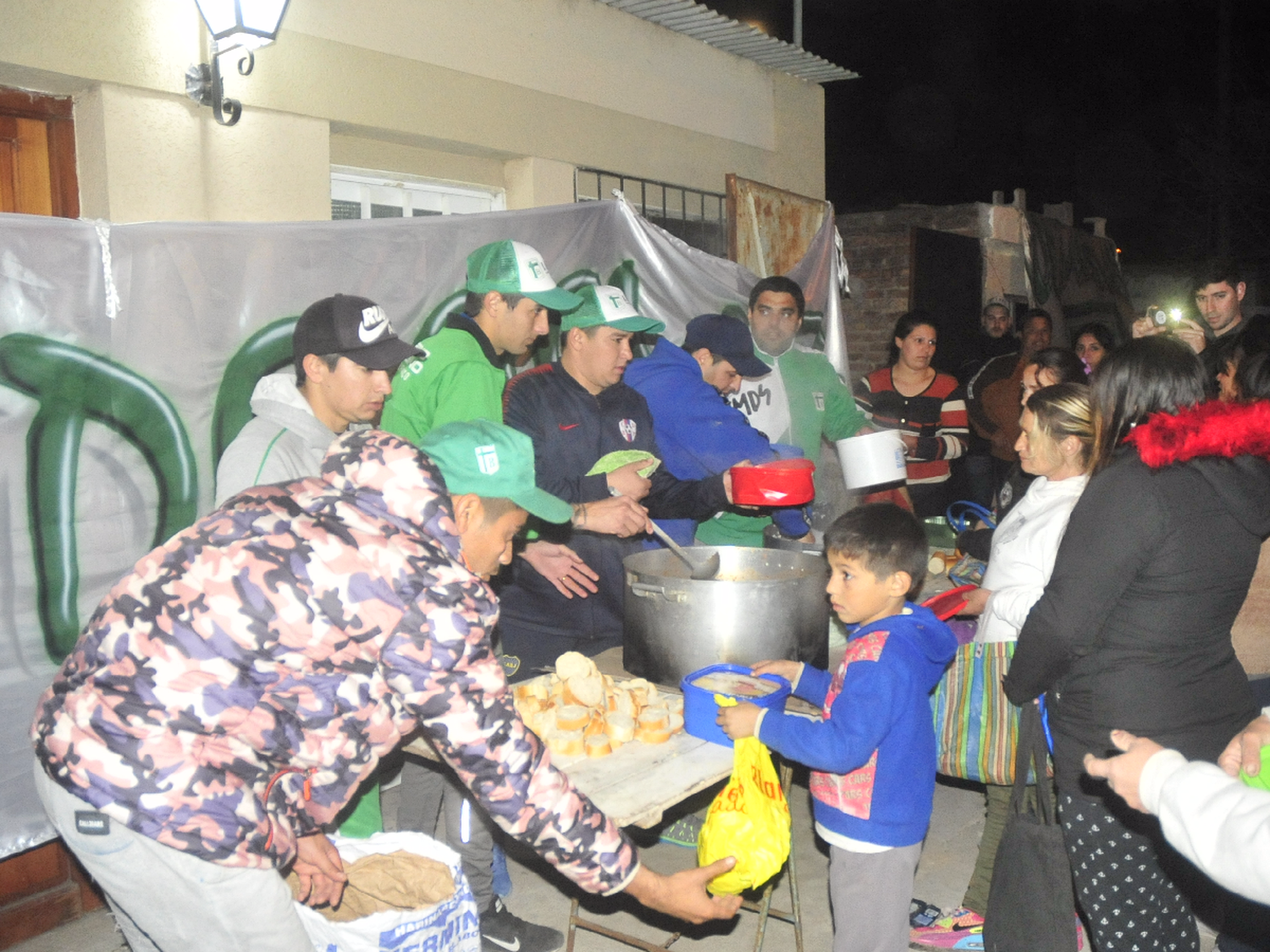 Hinchas de Sportivo realizaron una olla solidaria