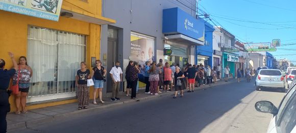 Bancos cierran a las 12 por el feriado nacional: hay largas colas y descontento