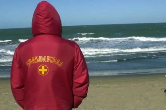 Mar del Plata: guardavidas denuncian que cobraron mal y amenazan con un paro