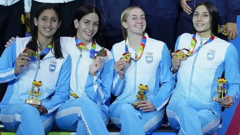 Guadalupe Angiolini (cuarta de izquierda a derecha), tras su positiva actuación en Panamá