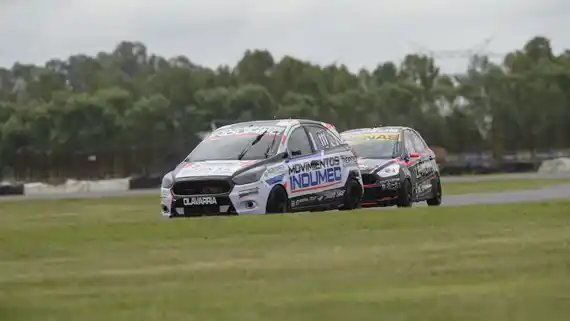 Joaquín Melo, complicado en su serie, va por el título en La Plata