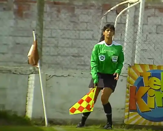 Prohíben ingreso a las canchas al jugador que le pegó a una jueza de línea 