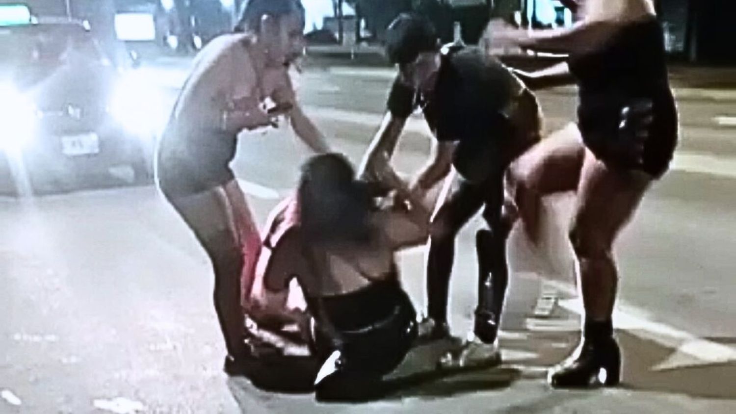 Videos. Avellaneda: tremenda pelea entre mujeres en medio de la ruta