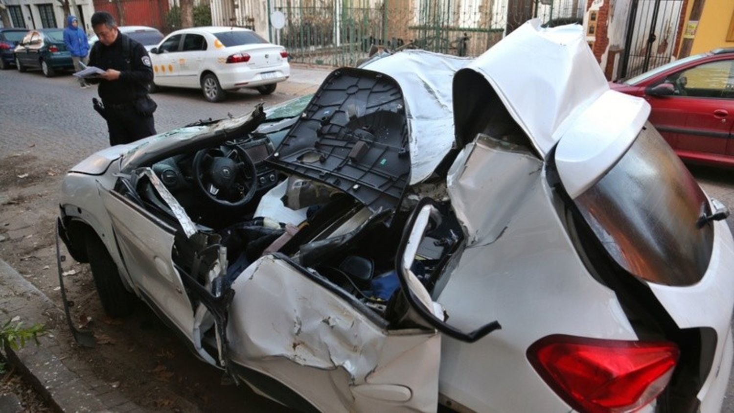 Mueren tres jóvenes al chocar un automóvil contra un árbol en Rosario