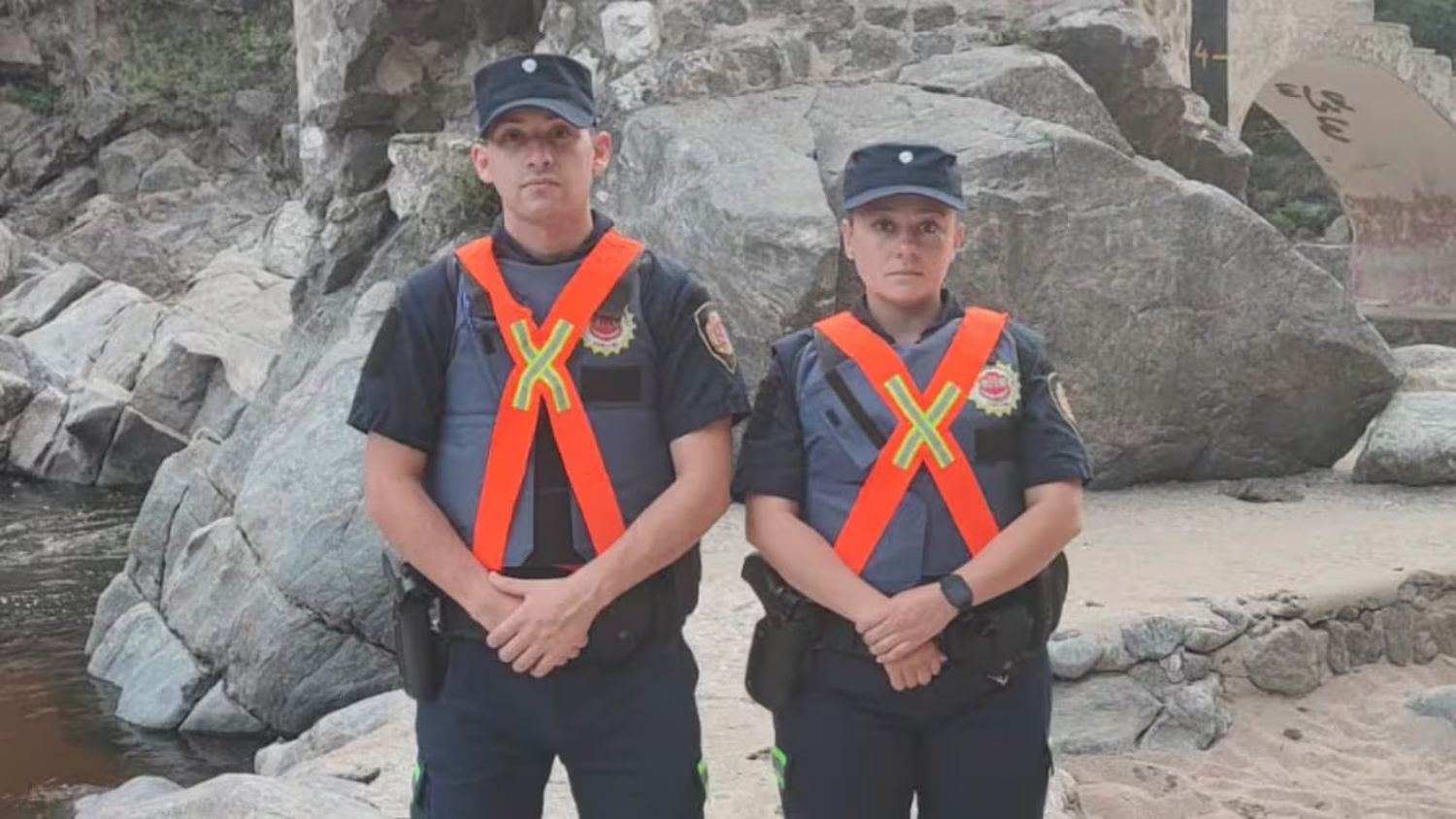 Dos policías salvaron de ahogarse a una nena de 6 años en un río de Córdoba