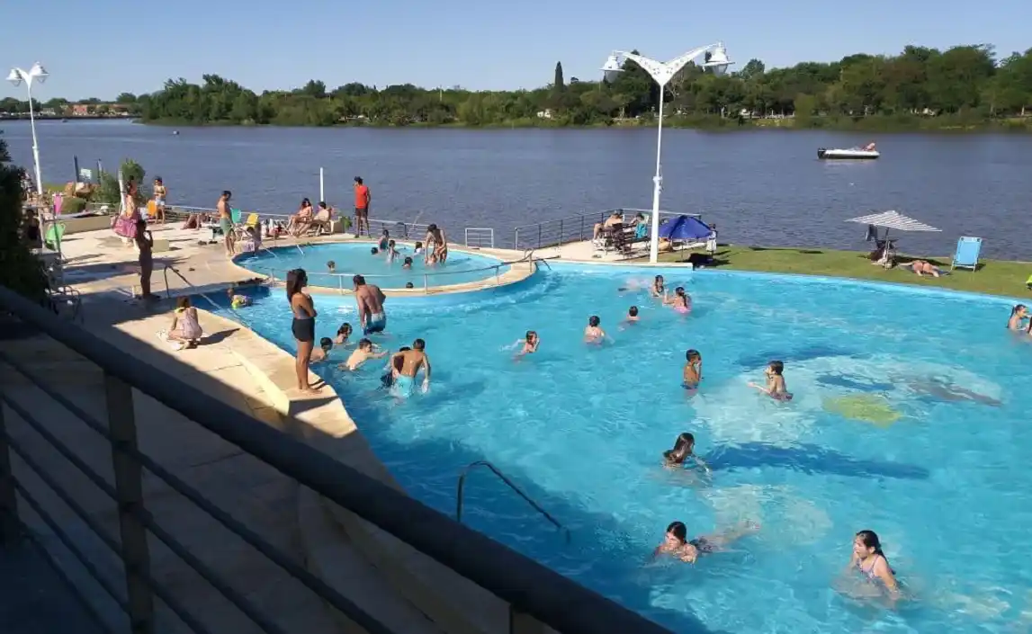 Protocolos, sectores demarcados e incertidumbre en los clubes ribereños 