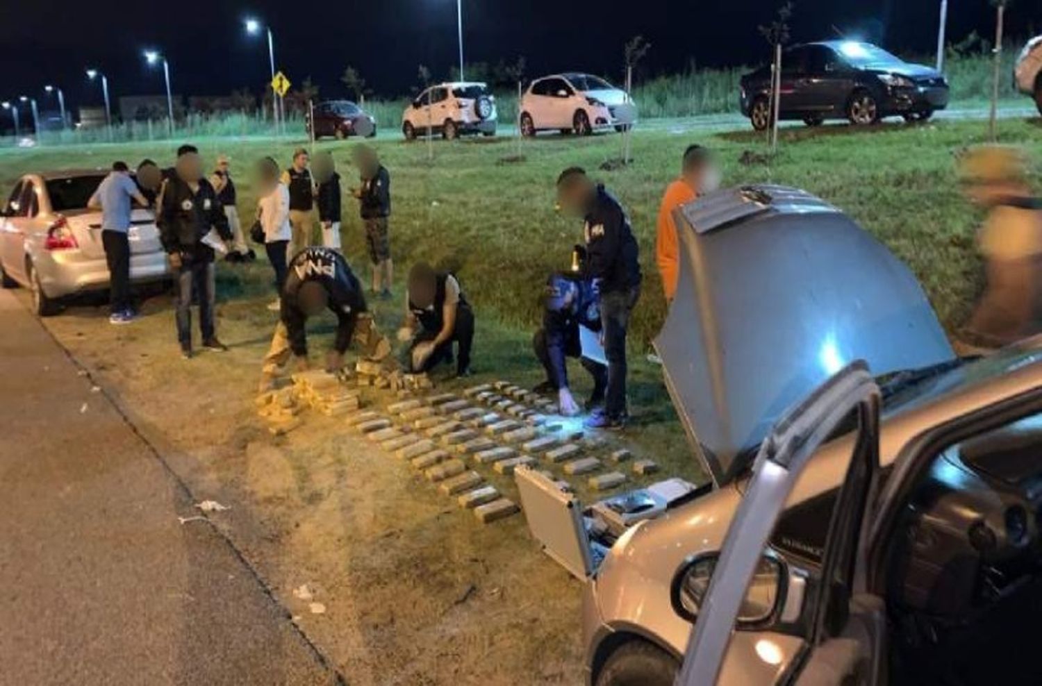 Hallan 66 kilos de marihuana ocultos en un auto