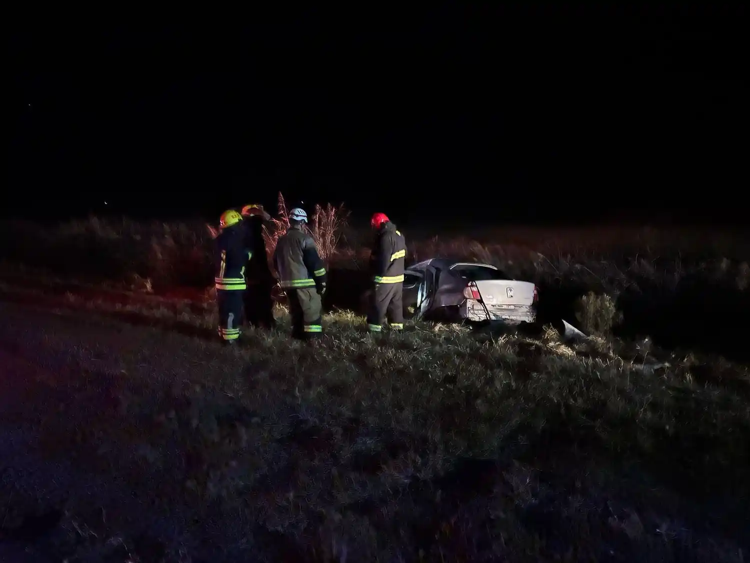 Un joven sufrió lesiones tras impactar con un vehículo abandonado en la Ruta 1 - 6