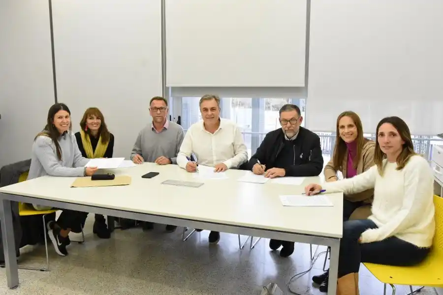El municipio y la UNRaf firmaron convenios de trabajo para potenciar Elegí Digital Violeta