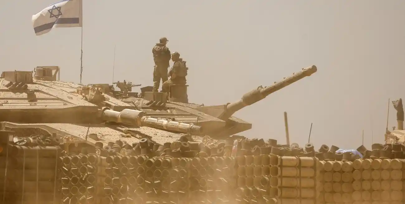 Vehículos de combate y tropas en alerta. Soldados israelíes maniobraban el miércoles pasado con blindados cerca de la frontera entre Israel y Gaza. Crédito: Amir Cohen/Reuters