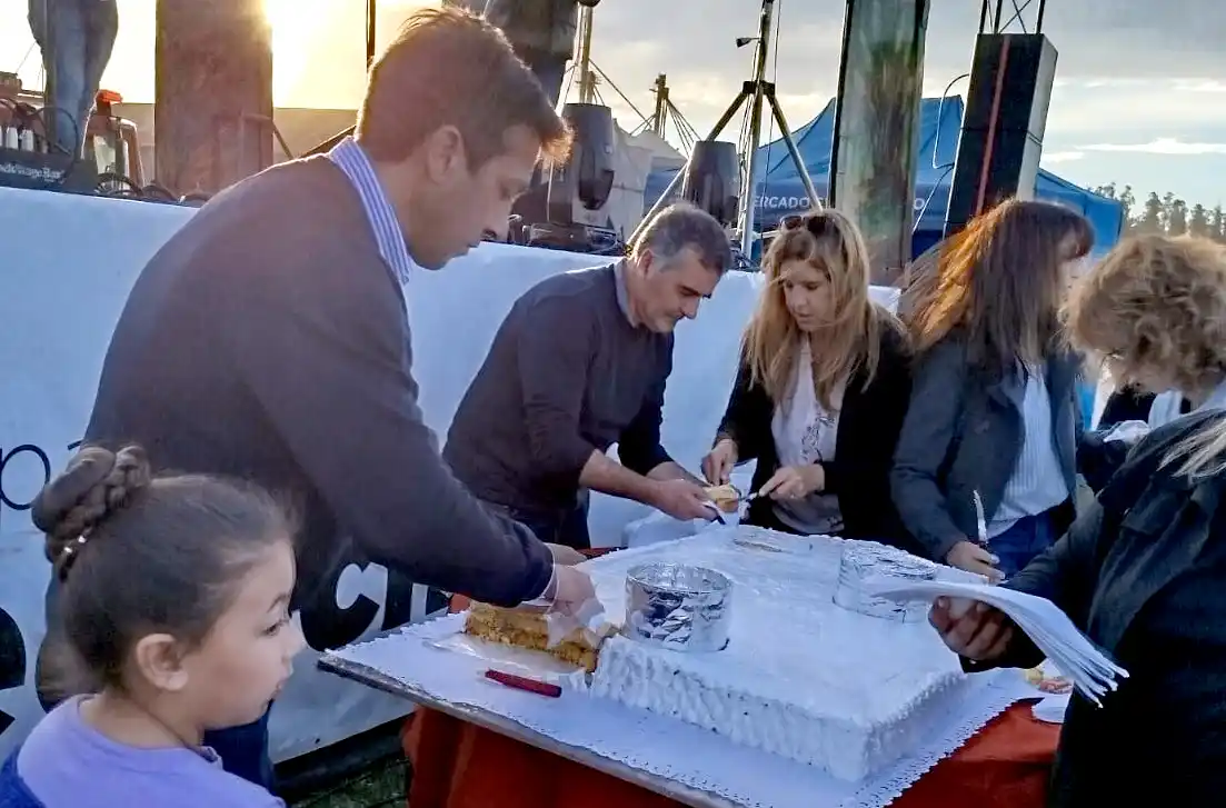 Corte de la torta. Rojas y colaboradores distribuyen las porciones a los asistentes