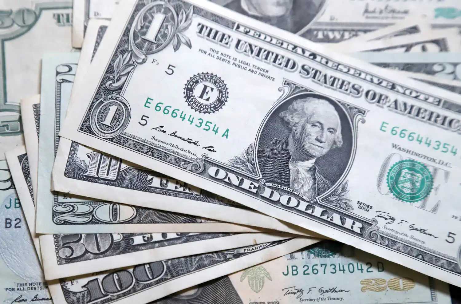 El dólar blue alcanzó otro récord al cerrar a 205 pesos.
