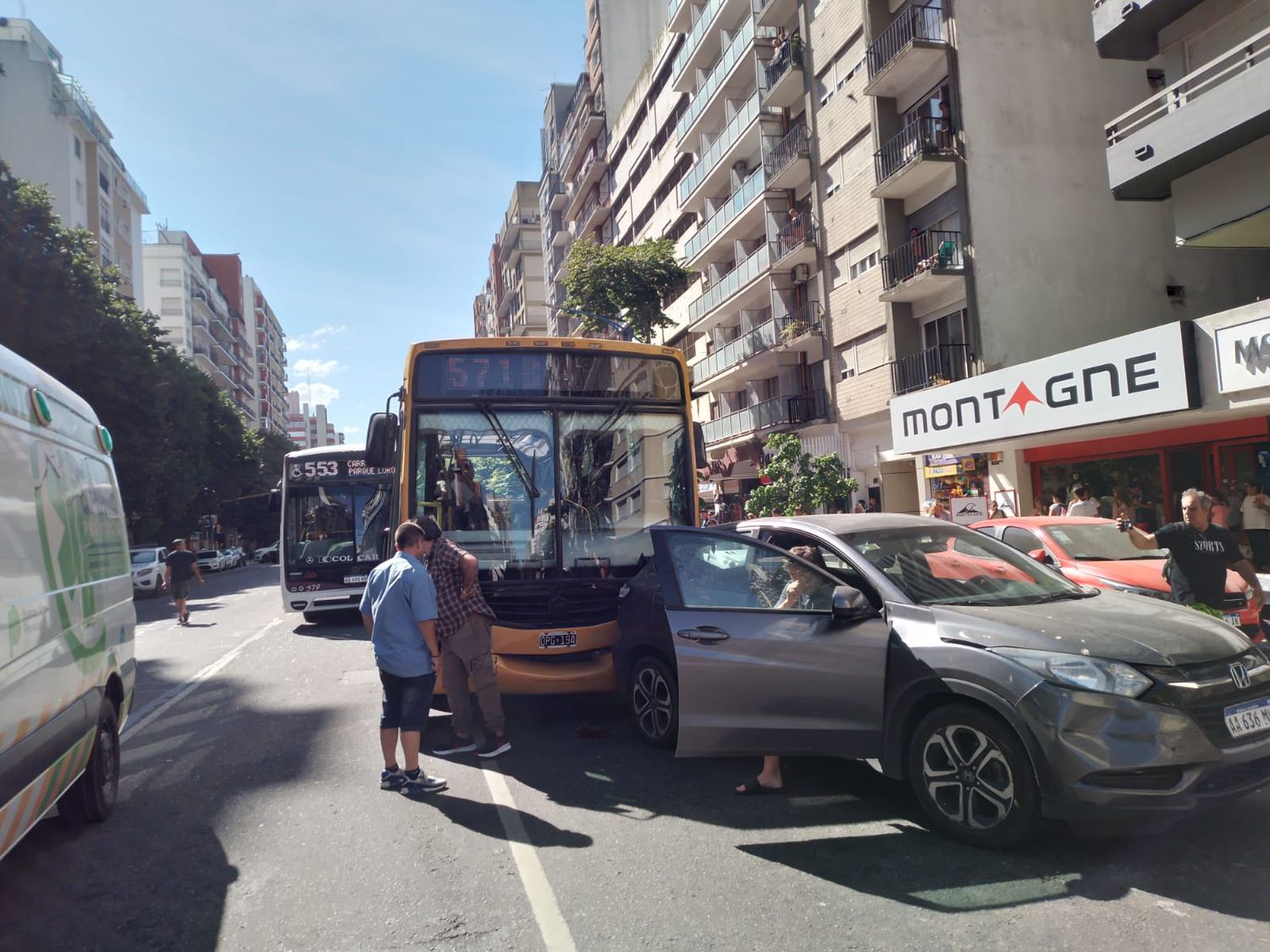 Choque en cadena entre dos colectivos y una camioneta en plena avenida Colón