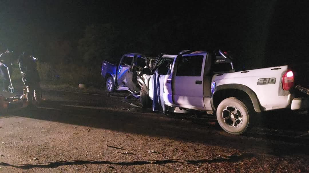 Los vehículos involucrados en el fatal choque (Gentileza: FM OK)