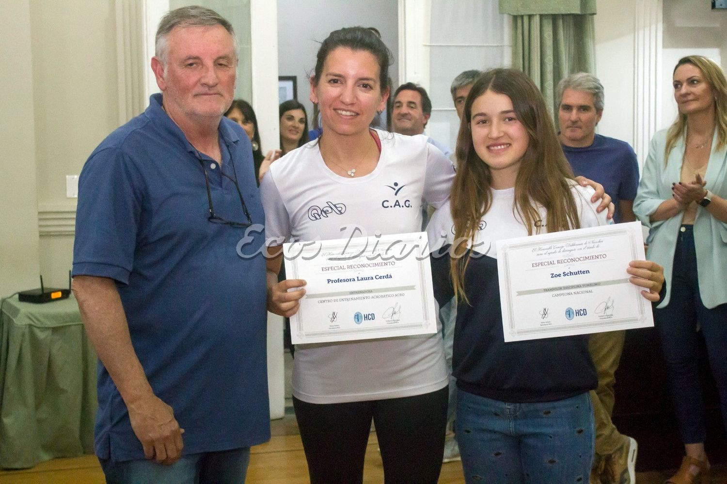 Distinguidos. Miguel Arana, que recibió un reconocimiento sorpresa, entregó diplomas a la gimnasta Zoe Schutten y a su profesora Laura Cerdá