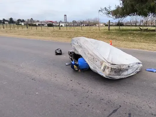 Accidente insólito en ruta entrerriana: dos heridos tras chocar contra un colchón