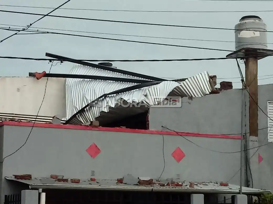 Voladura de un techo y derrumbe parcial de una casa: las consecuencias del temporal en la ciudad